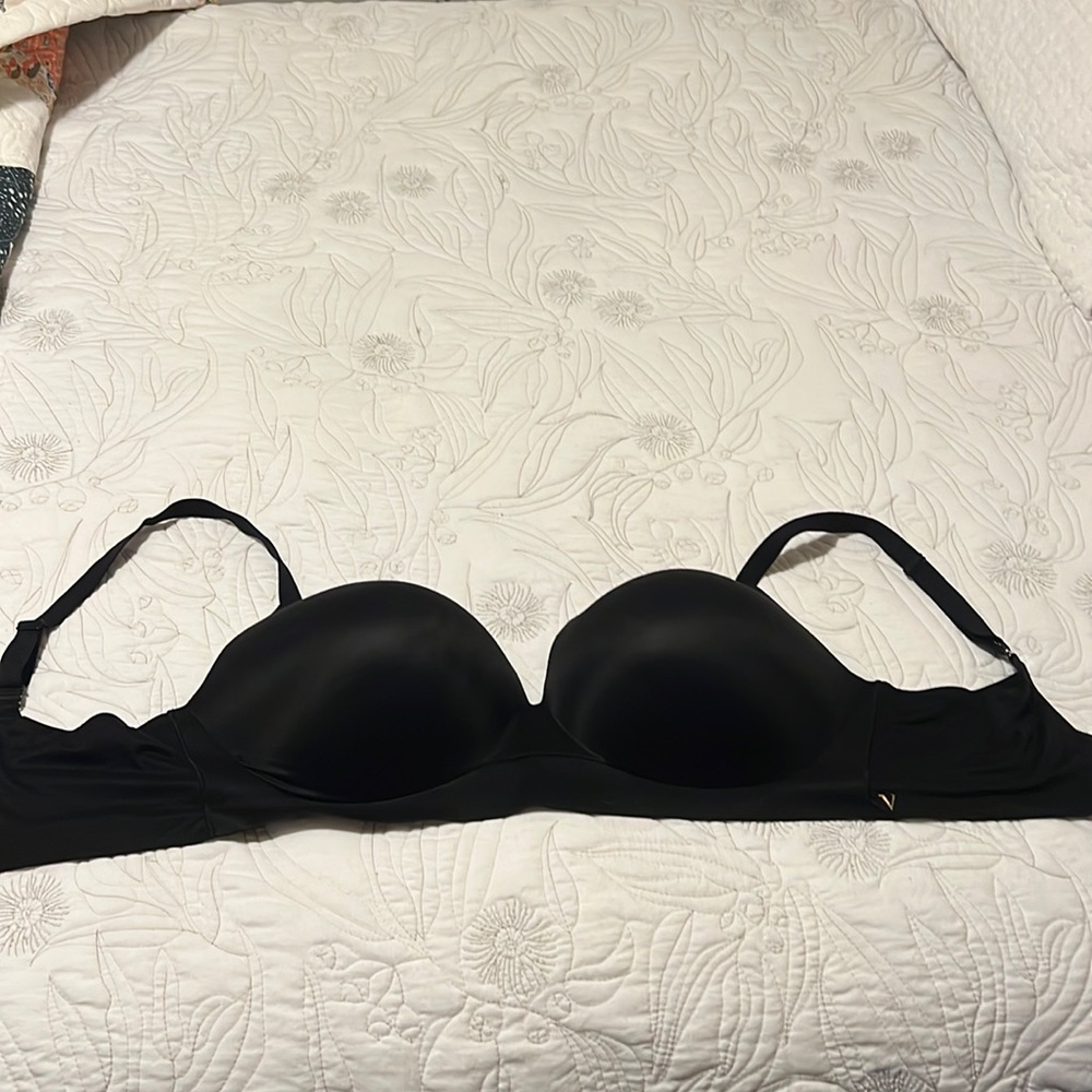 Victoria’s Secret black incredible bra 38DDD worn 1x cold washed line dried